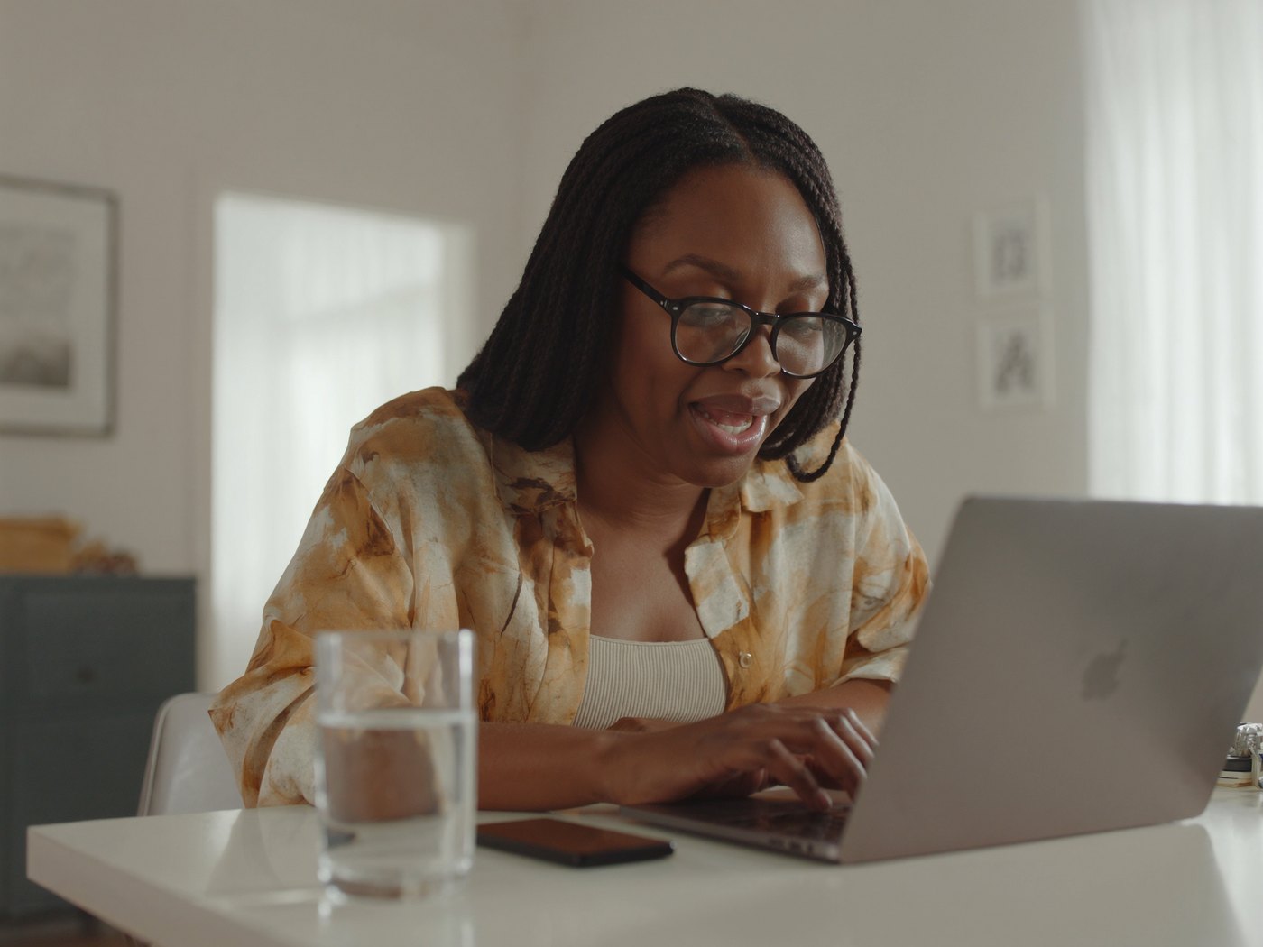 Woman working with steady energy and no afternoon crash after a balanced meal