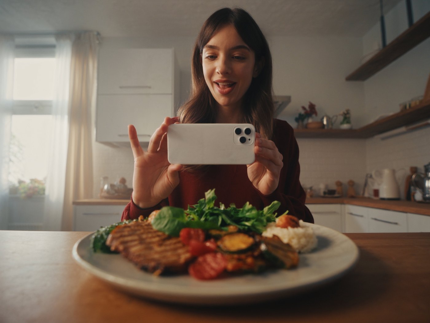 Woman photographing her lunch to check its glucose spike risk with Equil